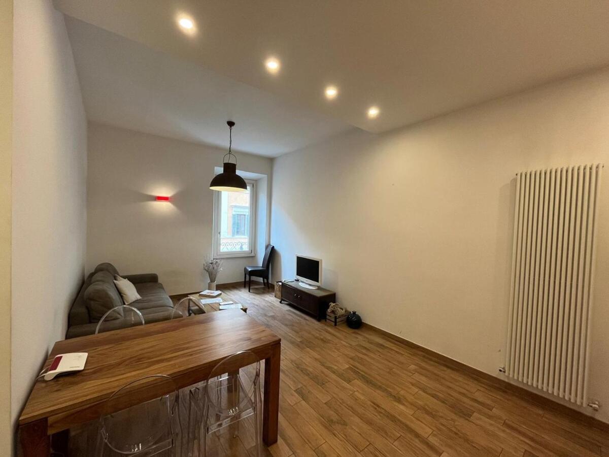 רומא La Dolce Vita - Luxury Colosseum Boutique Apartment מראה חיצוני תמונה